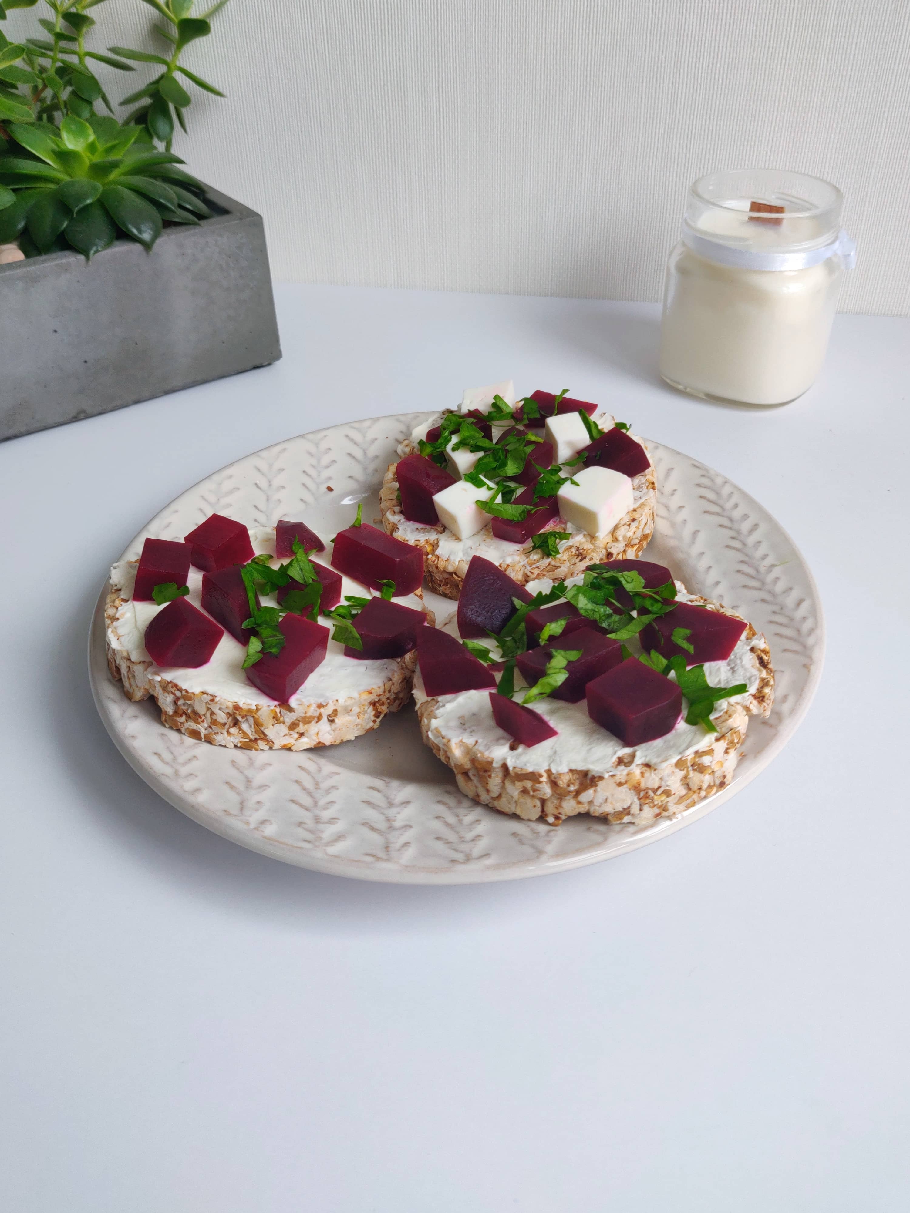 Бурякові канапки на хлібцях на тарілці